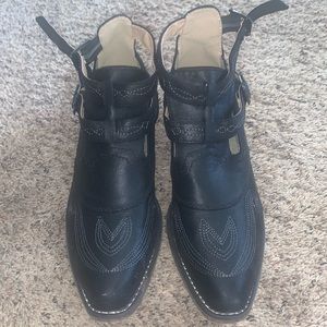 Roper booties sz 9.5 black with white stitching. Double buckle.
